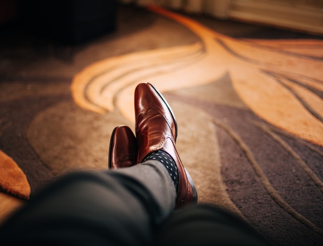 男を上げるスーツマナー：靴下の選び方とマナー